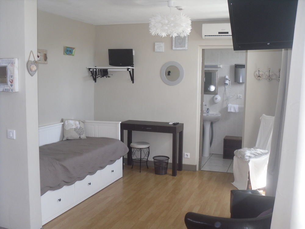 Hotel Le P'Tit Monde Монтиняк Екстериор снимка